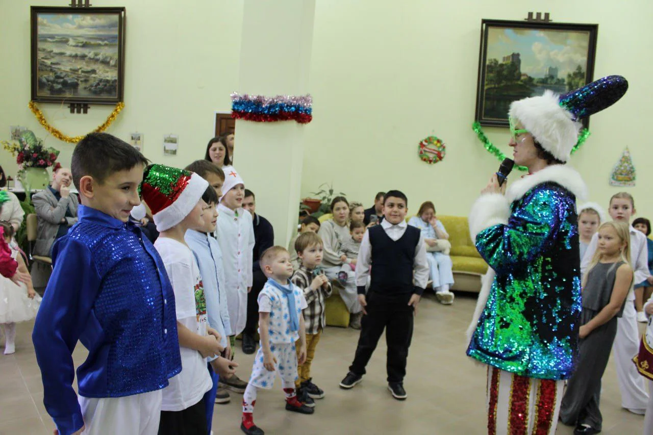 Поздравление детей сотрудников Областной больницы в преддверии Нового года стало не просто приятным событием, а настоящей традицией, объединяющей коллектив и дарящей радость семьям.