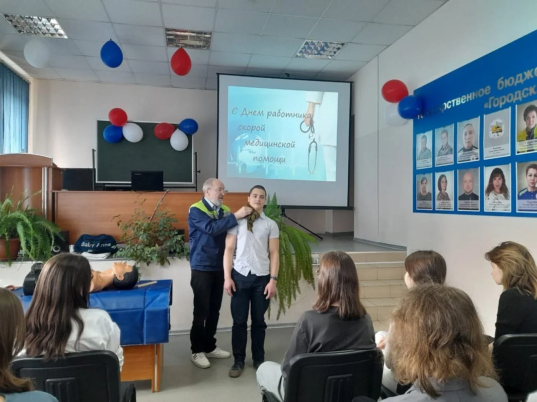 Около шестидесяти школьников пришли на день открытых дверей к сотрудникам службы скорой медицинской помощи