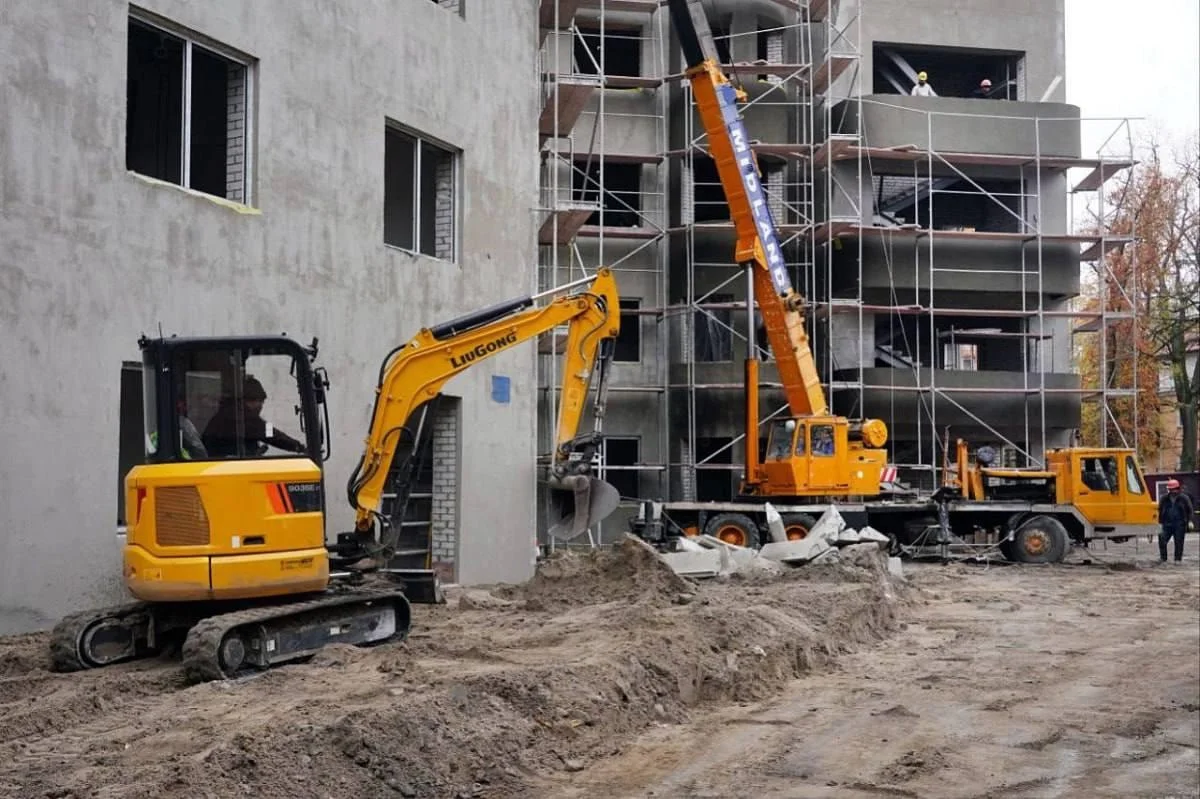 Во время прямого эфира Алексей Беспрозванных рассказал о ситуации с поликлиникой на улице Марины Расковой в Калининграде.