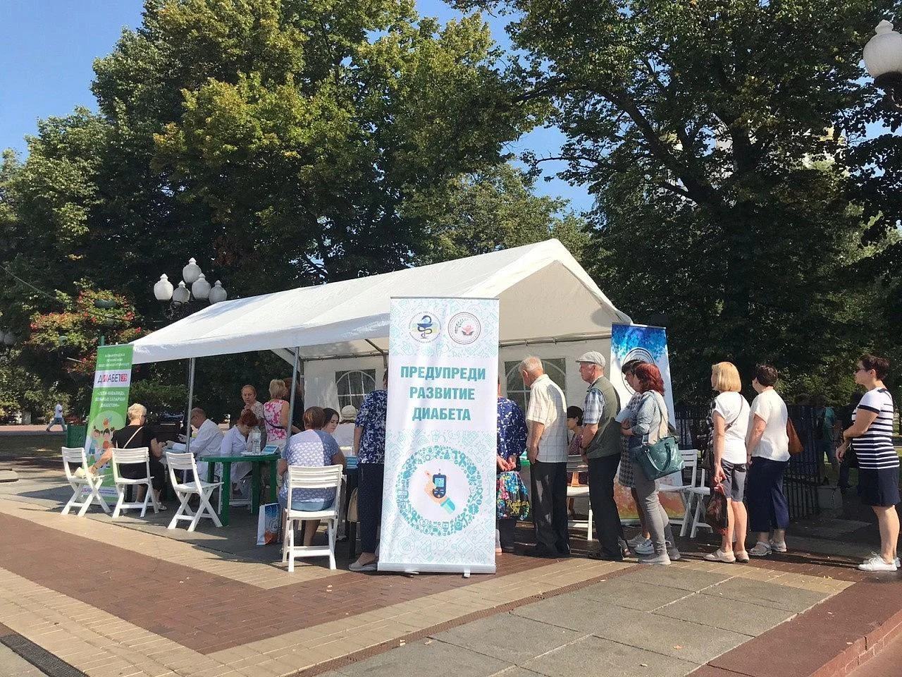  На экспресс-исследование уровня глюкозы в крови пришло более трехсот человек