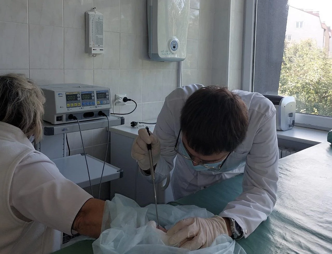 Больше ста пациентов ежемесячно получают помощь в Пионерском благодаря новому электрохирургическому аппарату