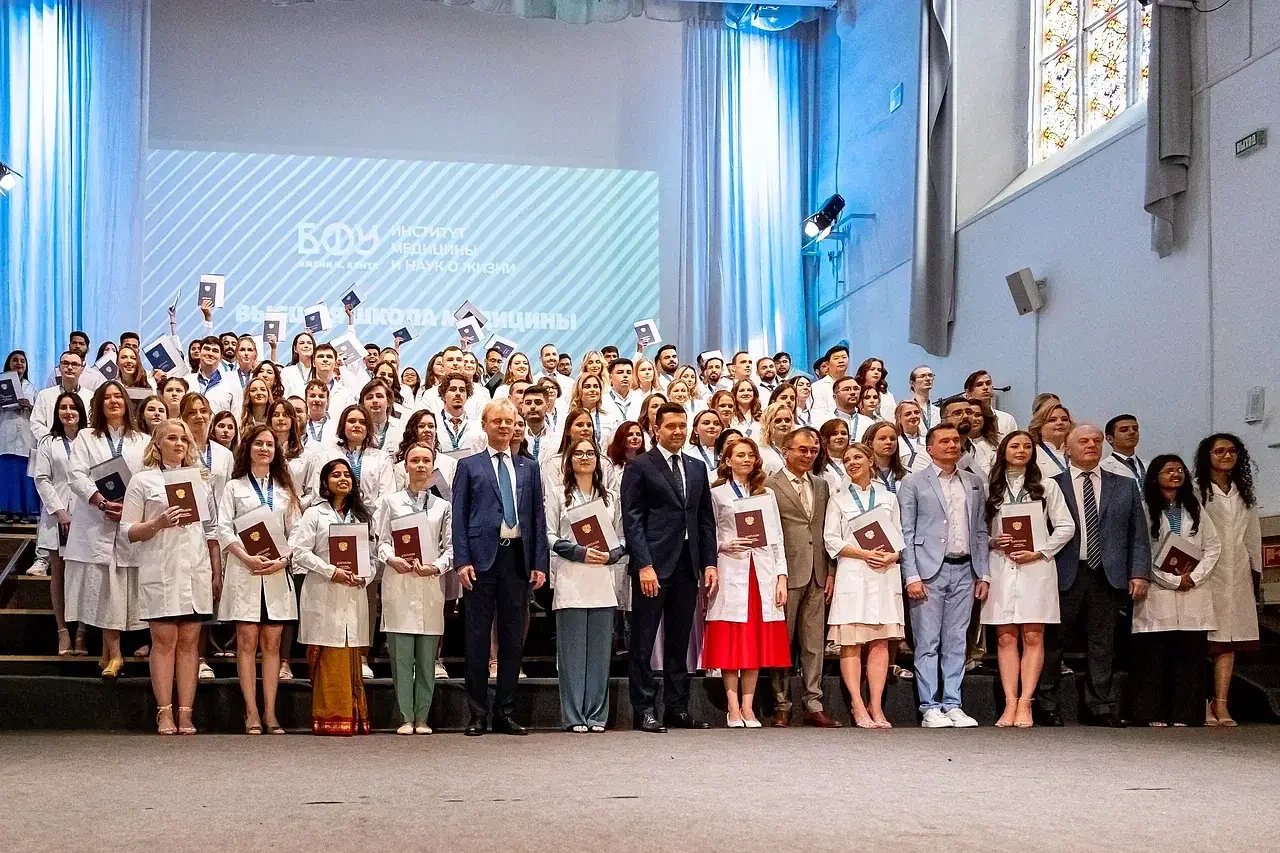 Губернатор вручил дипломы выпускникам-медикам БФУ имени Иммануила Канта