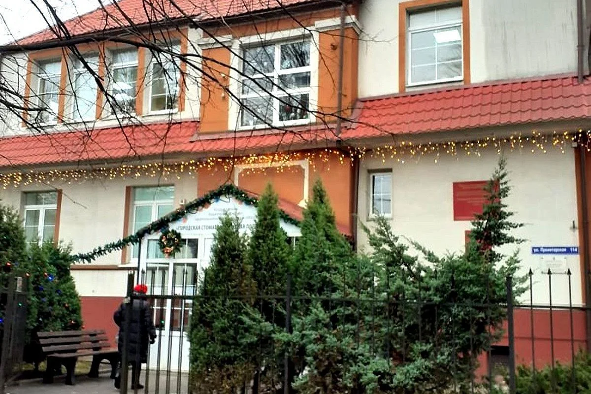 В Городской стоматологической поликлинике впервые в регионе установили скамью из переработанных бахил