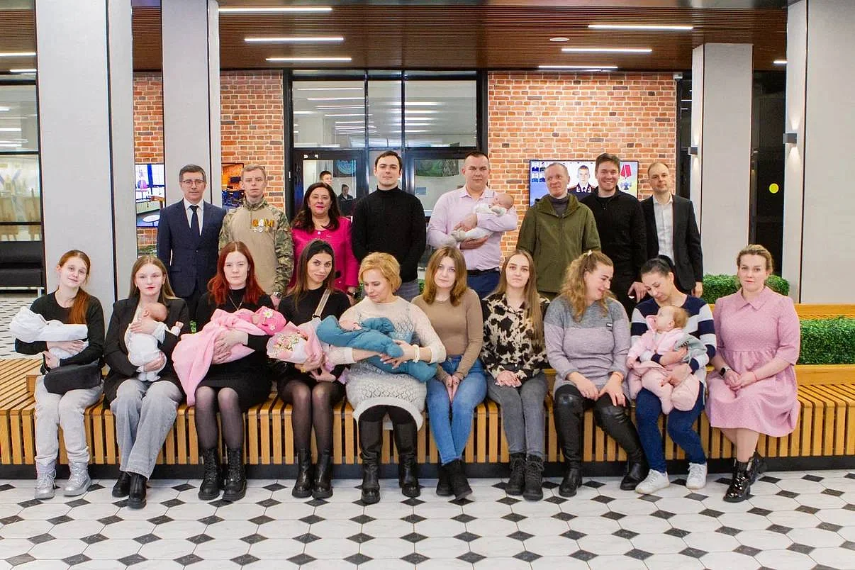 Региональный минздрав провёл торжественную встречу «Чудо, рожденное Героем» для жён участников СВО, недавно ставших мамами Региональный минздрав провёл торжественную встречу «Чудо, рожденное Героем» для жён участников СВО, недавно ставших мамами