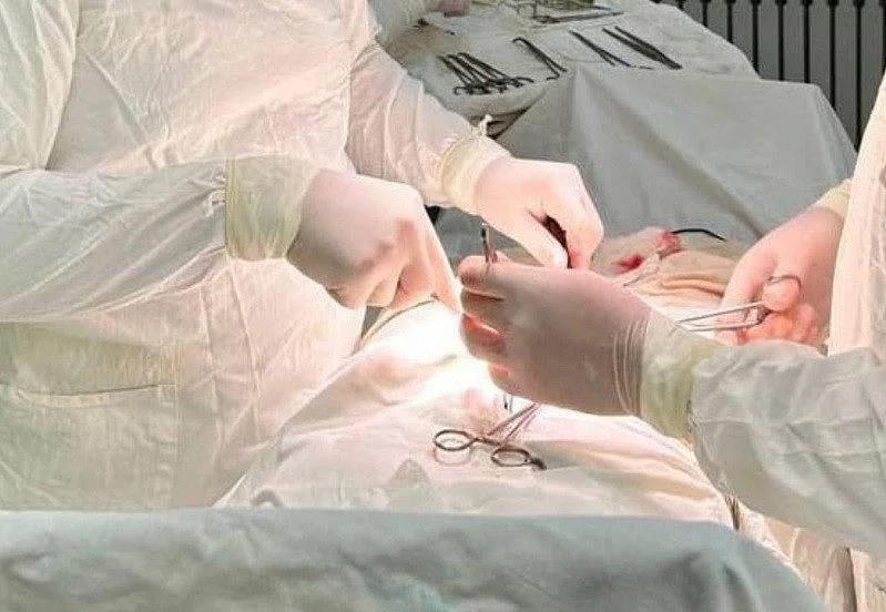 Хирурги Областной клинической больницы удалили женщине огромный зоб Хирурги Областной клинической больницы удалили женщине огромный зоб