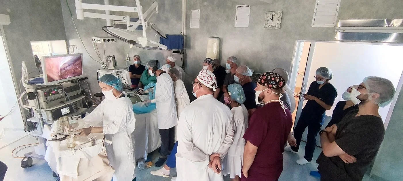 В августе в рамках Хирургического общества под председательством Главного внештатного хирурга Калининградской области Юдина Стояна Владимировича прошла двухдневная практическая сессия с видеотрансляцией из операционной 1-го хирургического отделения.