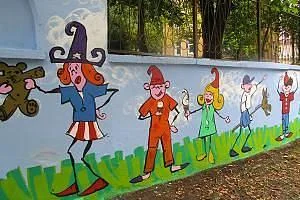 Ограждение Детской областной больницы украсили веселые рисунки