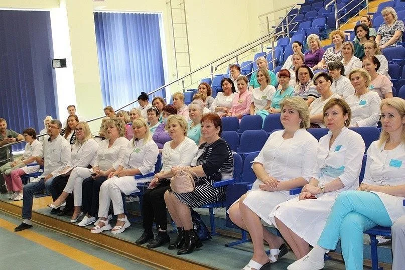 В преддверии праздника Международного дня медицинской сестры, 31 медицинской сестре ОКБ за добросовестный труд и профессионализм вручили грамоты и благодарственные письма МЗКО и ГБУЗ ОКБ КО