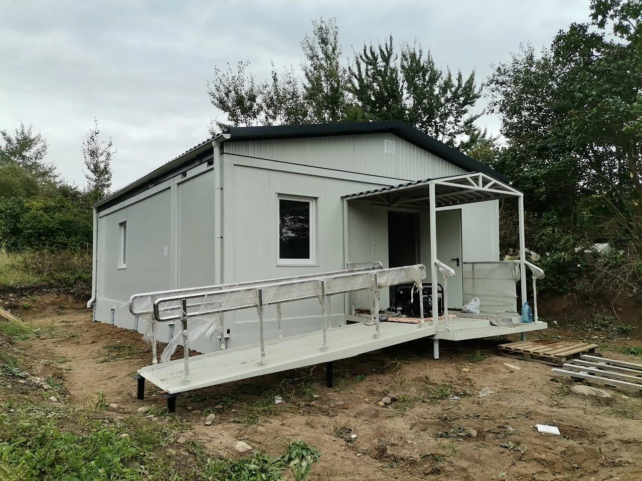 Близятся к завершению работы в новом фельдшерско-акушерском пункте в поселке Прибрежное под Гурьевском