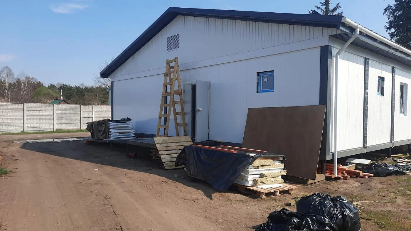 Продолжаются работы по установке врачебной амбулатории в поселке Взморье