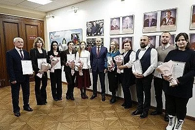 Алексей Беспрозванных вручил жилищные сертификаты одиннадцати медикам