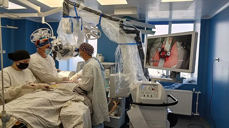 В Больнице скорой медицинской помощи начали проводить операции с помощью уникального для региона микроскопа