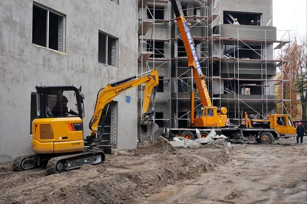 Во время прямого эфира Алексей Беспрозванных рассказал о ситуации с поликлиникой на улице Марины Расковой в Калининграде.