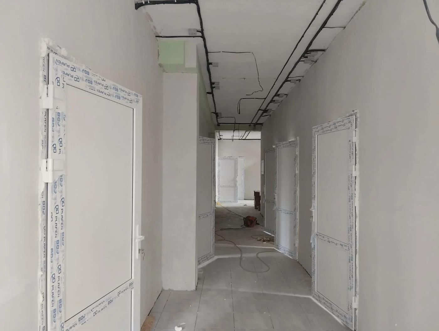 Продолжается капитальный ремонт врачебной амбулатории в поселке Ясном под Славском