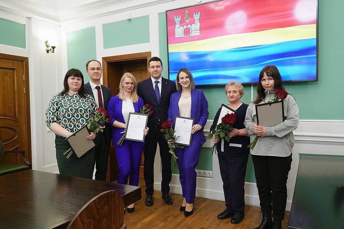 Антон Алиханов вручил медикам первые региональные жилищные сертификаты